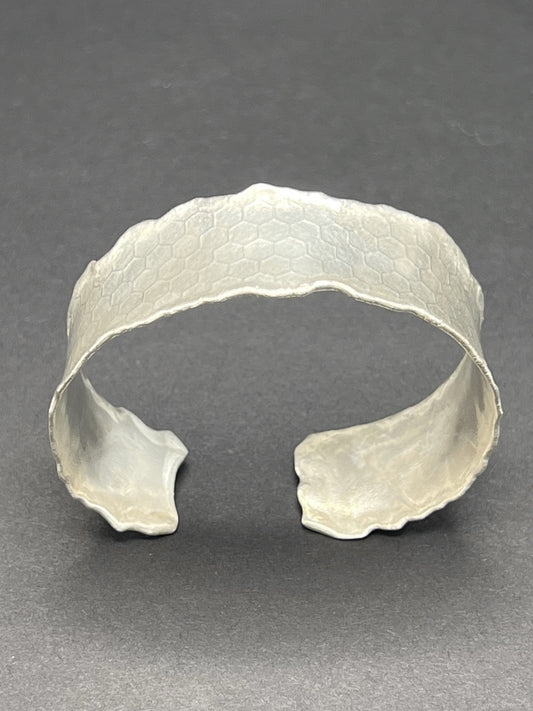 Honeycomb torn edge cuff