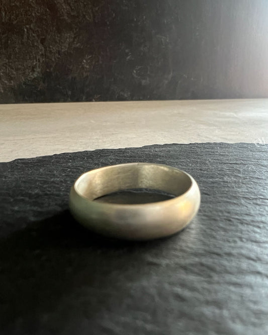 Low dome wide band ring