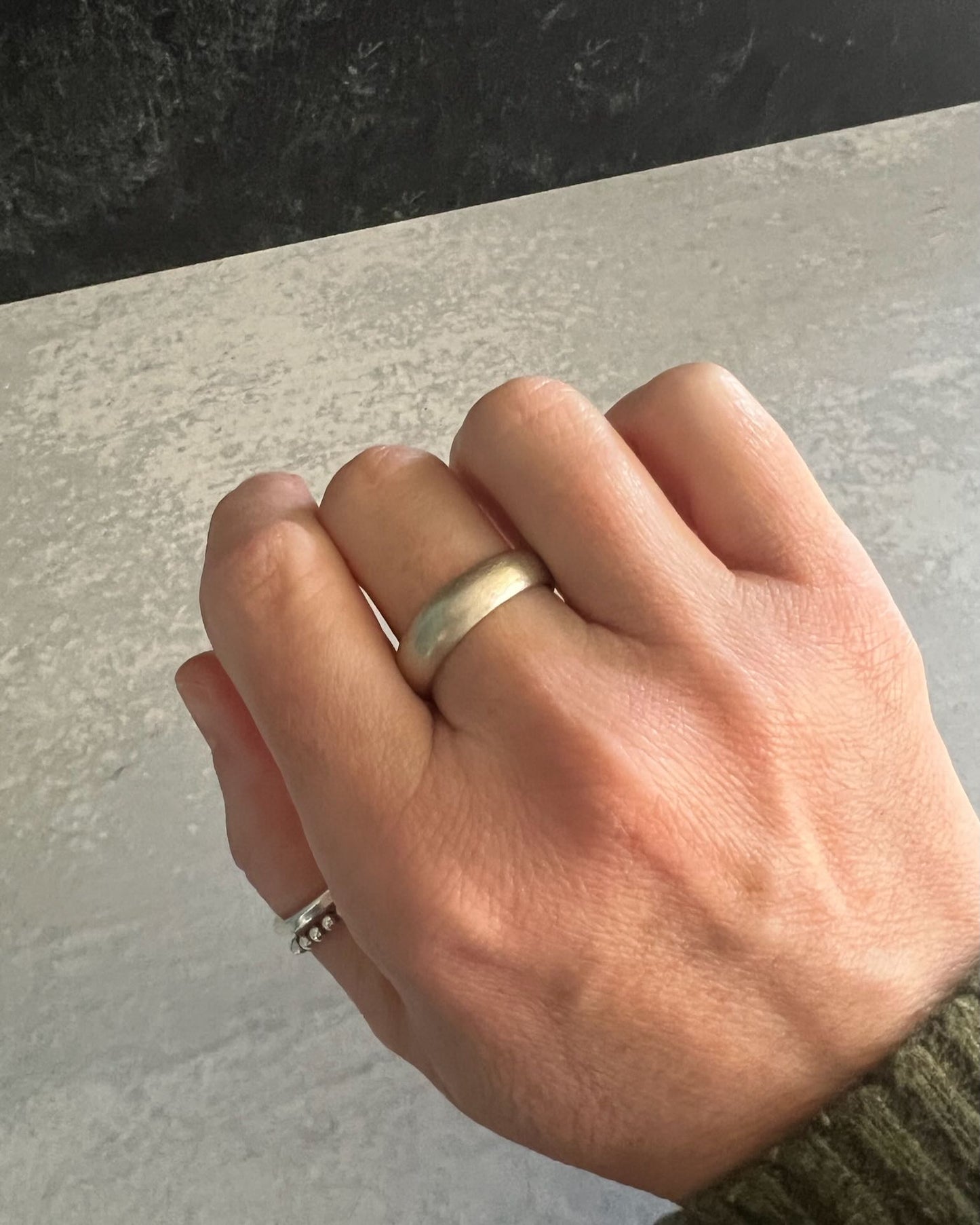 Low dome wide band ring