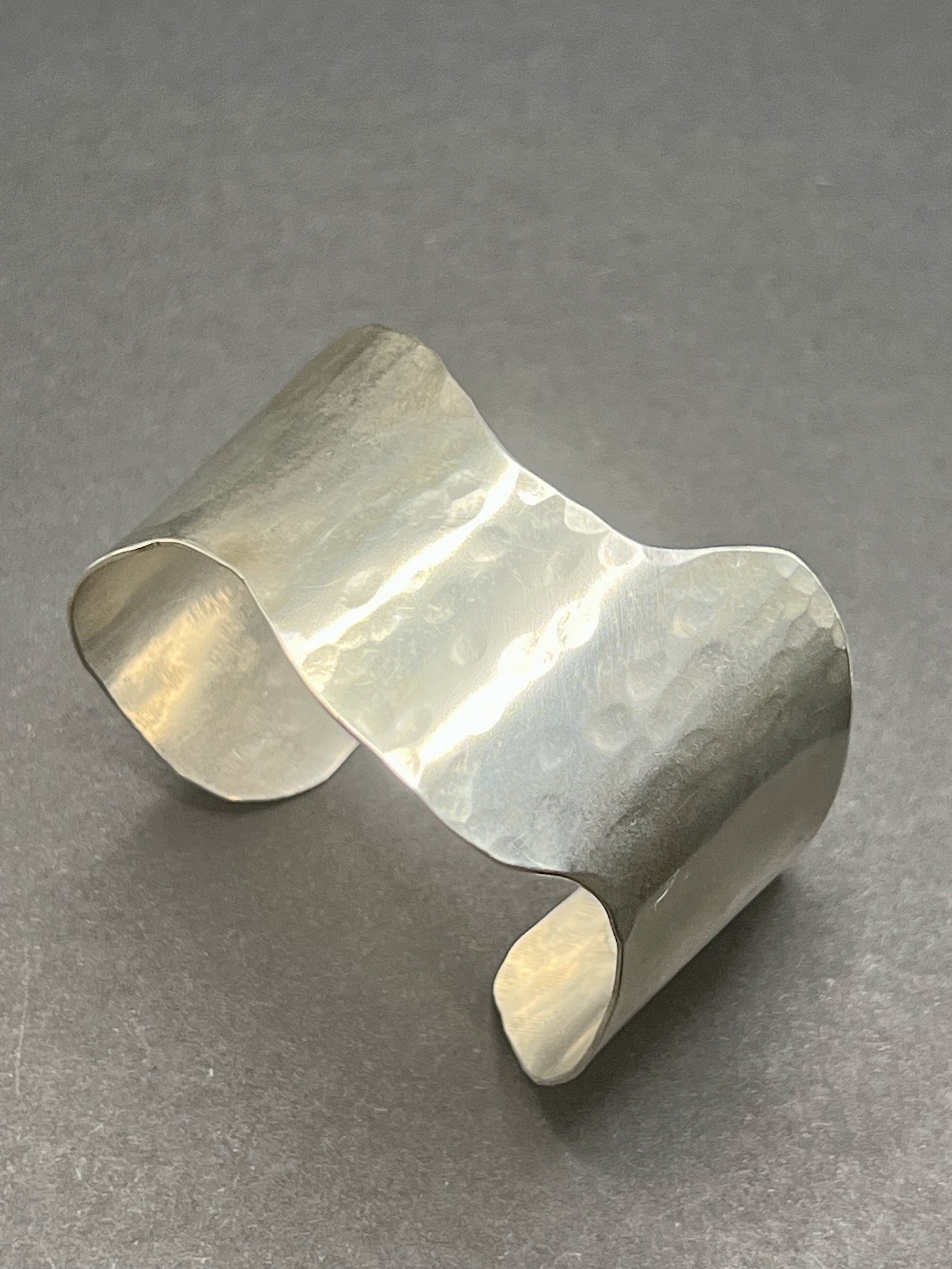 Undulating cuff