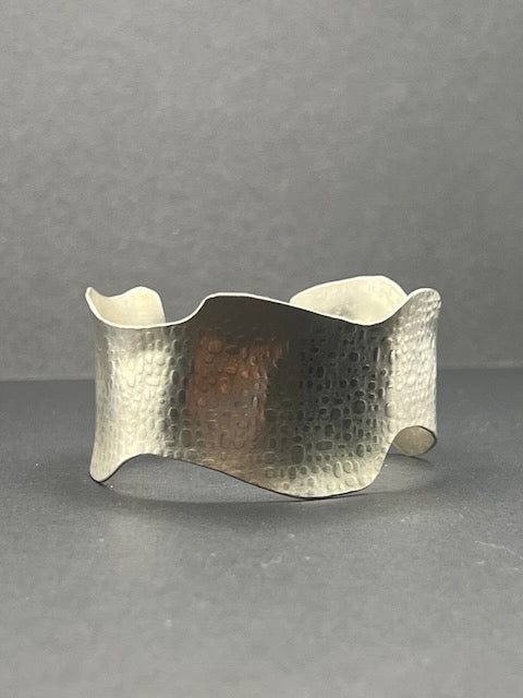 Undulating cuff