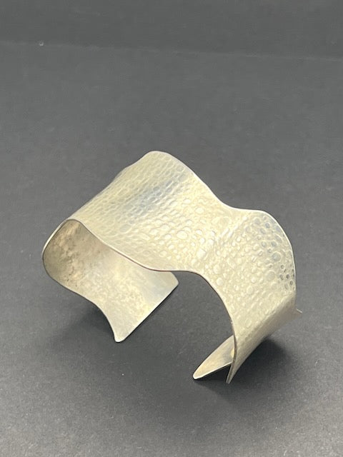 Undulating cuff